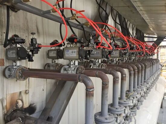 Całkowicie automatyczna maszyna do napełniania poziomego z wielogłowym zaworem napełniającym, podnoszeniem pneumatycznym i sterowaniem PLC dla kleju szklanego, kleju silikonowego i kleju uszczelniającego